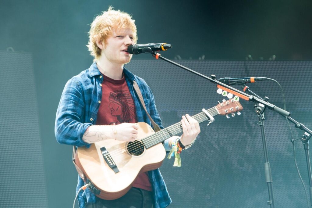 Ed Sheeran rejoint Busted sur scène