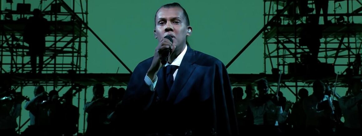 Stromae offre un nouveau live de L’enfer et le clip de Pierre de Maere… Les vidéos de la semaine !