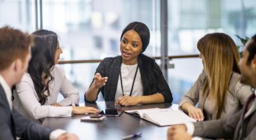 Insolite : Vous faites ces deux choses au travail ? C'est une preuve d'intelligence !