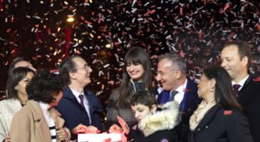 Clara Luciani illumine les Champs Elysées à l'arrivée des fêtes de Noël (VIDEO)