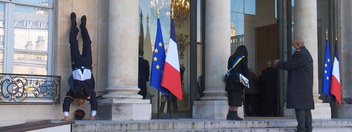 Bienvenue Chez Clément – Afterwork Europe 2 : Ce militaire fait le poirier sur le perron du Palais de l’Elysée (VIDEO)