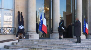 Europe2 Tonic : Ce militaire fait le poirier sur le perron du Palais de l'Elysée (VIDEO)