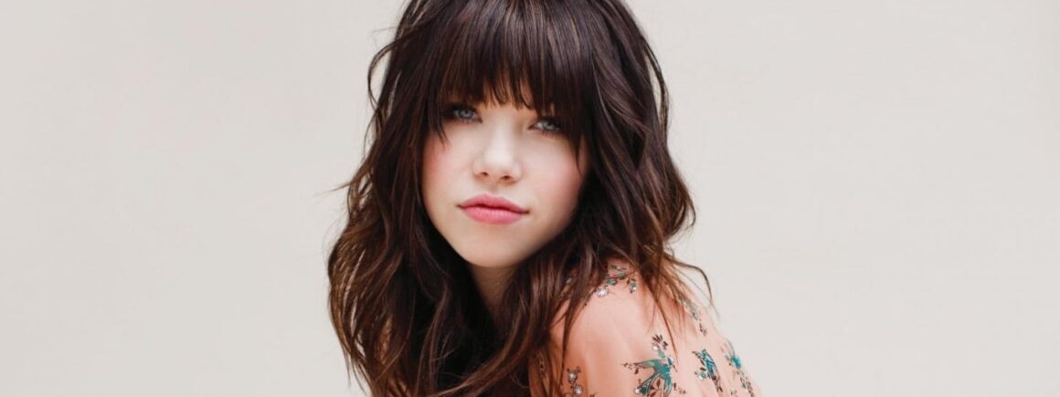 Carly Rae Jepsen : Pour les 10 ans de Call Me Maybe, elle réimagine la cover du disque (PHOTOS)