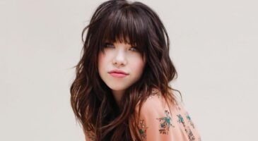 Carly Rae Jepsen : Pour les 10 ans de Call Me Maybe, elle réimagine la cover du disque (PHOTOS)