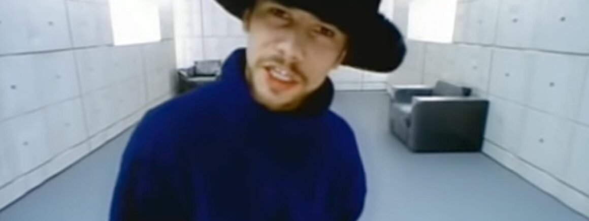 Dans le Téléphone de Manu : Poussez les meubles, on écoute Virtual Insanity de Jamiroquai !