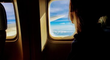 Bienvenue Chez Clément : Un avion décolle en avance et... oublie 50 passagers