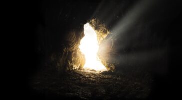 Bienvenue Chez Clément : en froid avec ses parents, il se construit une grotte dans leur jardin