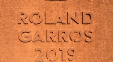 Bienvenue Chez Clément : Roland-Garros, pourquoi le tournoi se joue t-il sur de la terre battue ?