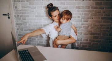 Bienvenue Chez Clément : Linkedin ajoute 'Parent au Foyer' aux CV en ligne et oui, c'est important