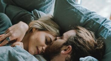 Bienvenue Chez Clément : Dormir, faire l'amour, se disputer... que font les français dans leur lit ?