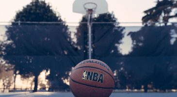 Bienvenue Chez Clément : Pourquoi les ballons de basket sont de couleur orange ?