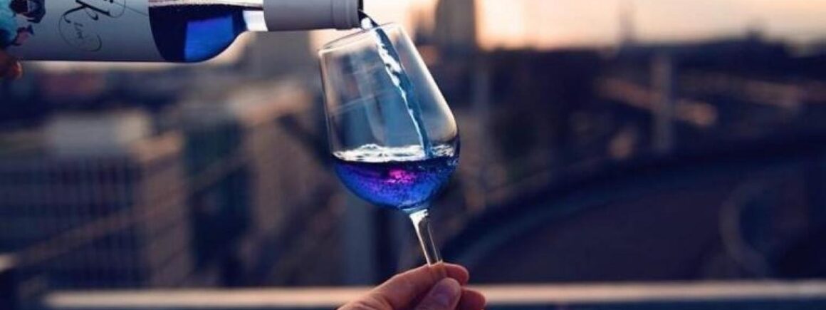 Insolite : Et si vous buviez du vin bleu ?