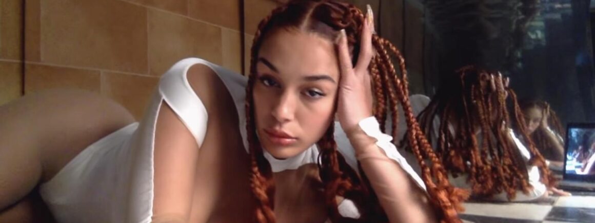 Jorja Smith nous parle d’amour dans le clip de Addicted (VIDEO)