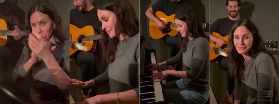 Quand Courteney Cox rejoue le générique de Friends au piano, ça donne ça ! (VIDEO)