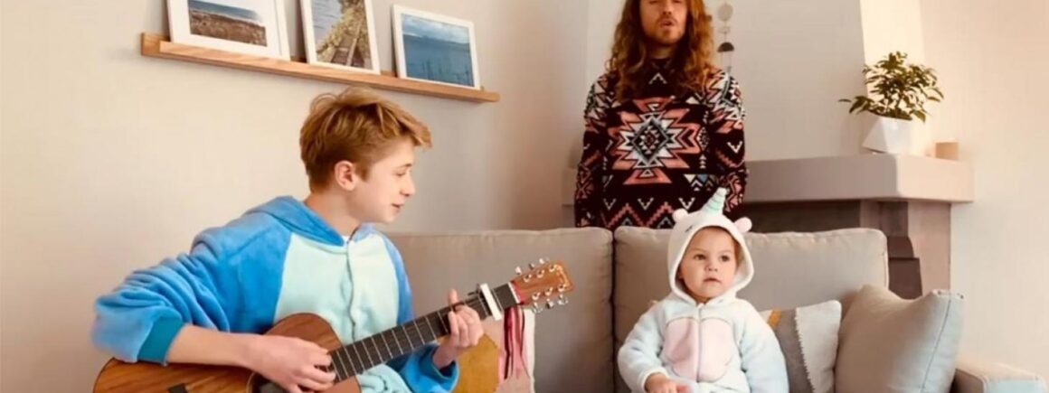 Julien Doré fait une surprise adorable à deux jeunes fans (VIDEO)