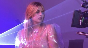 Louane lance les illuminations de Noël sur les Champs-Elysées (VIDEO)