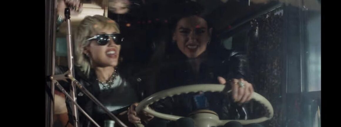 Miley Cyrus et Dua Lipa dévoilent le très efficace Prisoner (VIDEO)