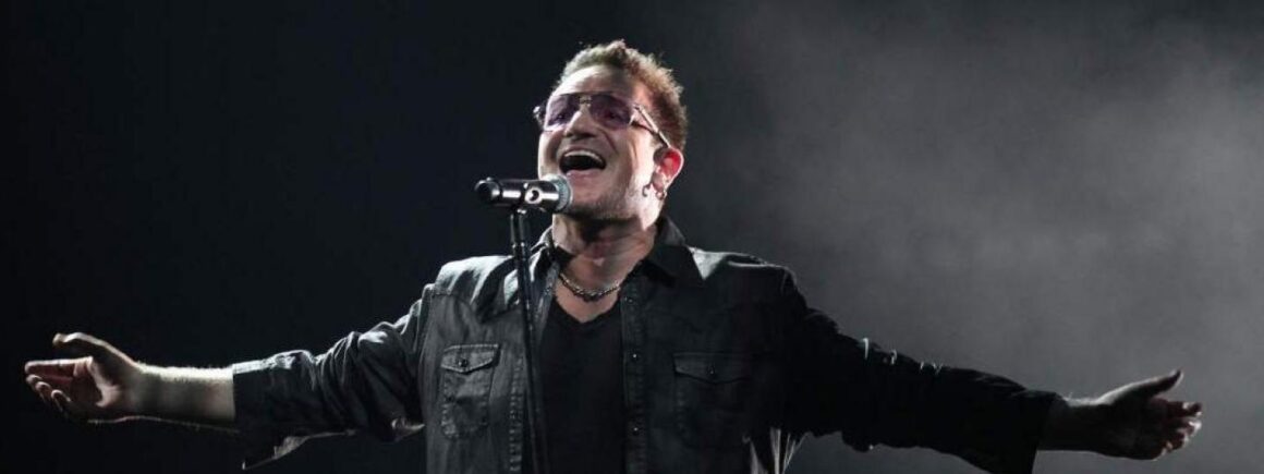 U2 : Bono invite des fans sur scène pour chanter Desire