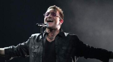 U2 : Bono invite des fans sur scène pour chanter Desire