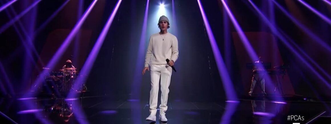 Justin Bieber interprète ses titres Lonely et Holy lors des People’s Choice Awards (VIDEO)