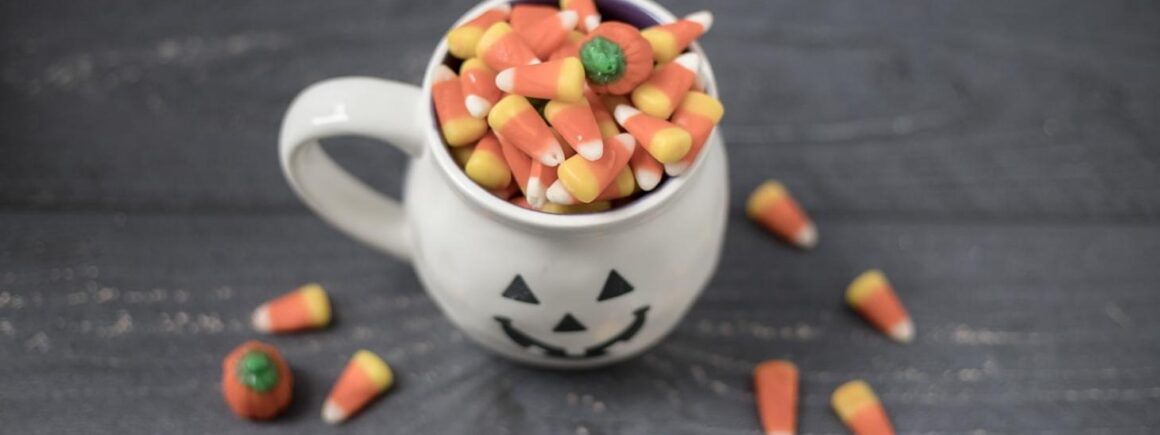 #ToujoursEnsemble : Pour halloween, il installe une tyrolienne pour donner des bonbons aux enfants et des bières aux adultes (VIDEO)