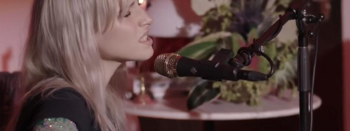 Regardez Hayley Williams (Paramore) jouer Roses/Lotus/Violet/Iris en live (VIDEO)