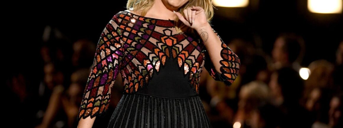 Adele fête à sa manière le carnaval de Notting Hill, annulé cette année (PHOTO)