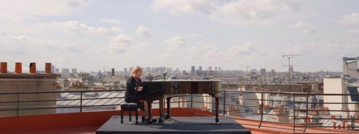 Louane interprète Donne-moi ton cœur en acoustique sur les toits de Paris (VIDEO)