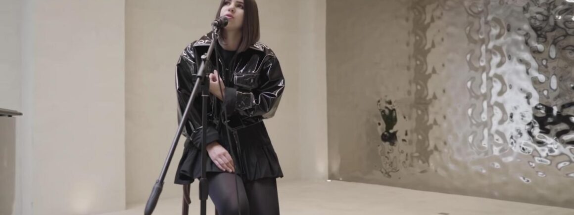 Marina Kaye : Écoutez la version acoustique de The Whole 9 (VIDEO)