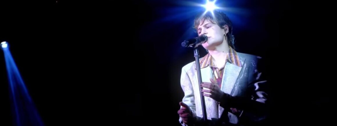 Live Réseaux Sociaux : Christine and The Queens reprend Blinding Lights de The Weeknd (VIDEO)