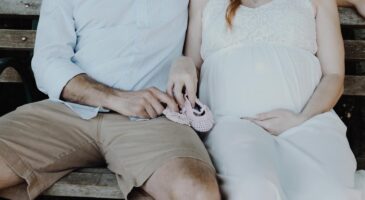 À l'arrivée de bébé, les parents le font de moins en moins...