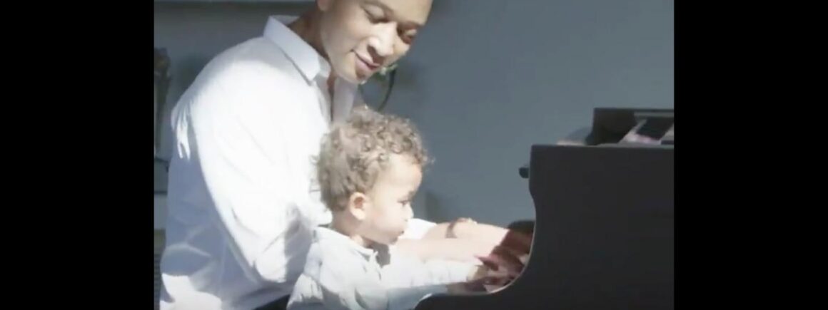 John Legend et son fils reprennent le titre NASA de Ariana Grande (VIDEO)