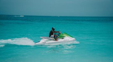 Il se rend au travail tous les jours... en jet ski !