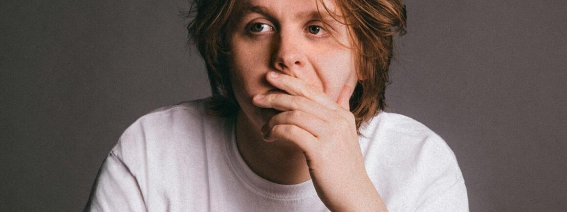 Lewis Capaldi : Il lèche des oréos et les met aux enchères, la toile s’emballe !