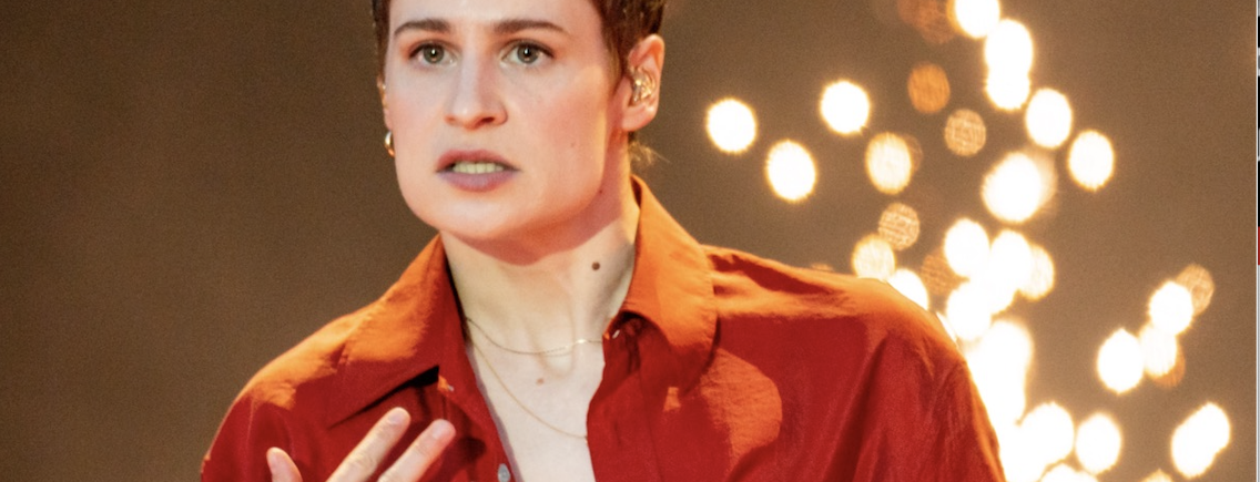 Pour ou contre filmer à un concert avec son smartphone ? Christine and the Queens agacée !