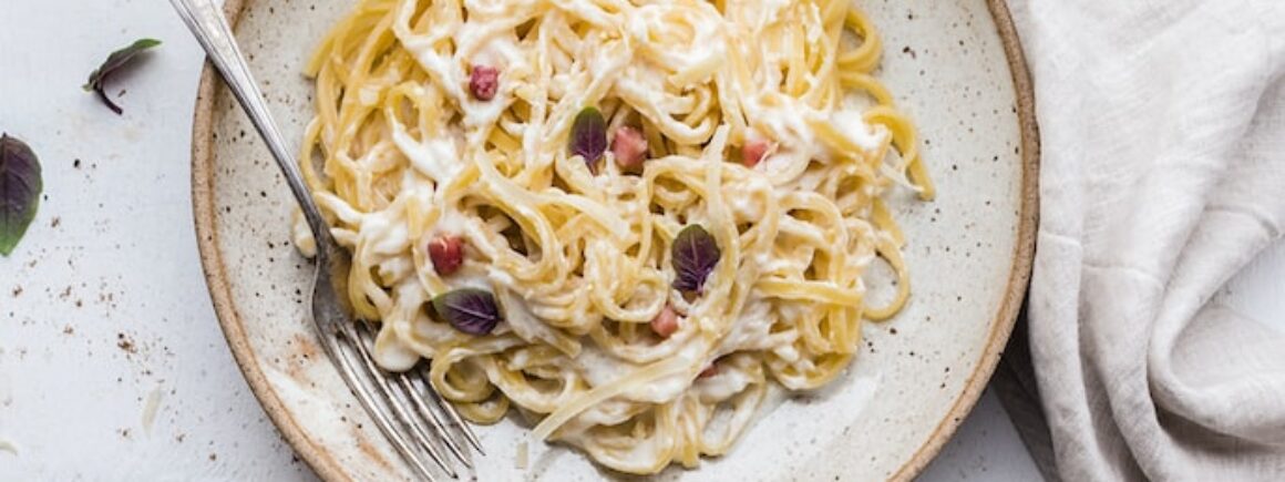 Voici LA VRAIE recette des Pâtes à la Carbonara, à l’occasion de la journée mondiale de la cuisine italienne !