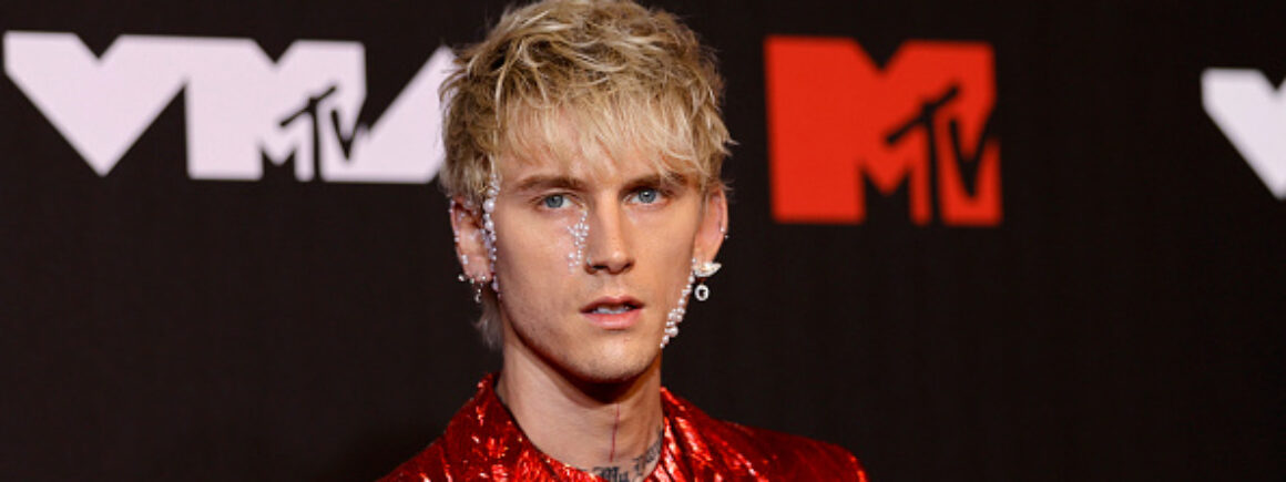 Machine Gun Kelly frappe un fan… sur demande (VIDEO)