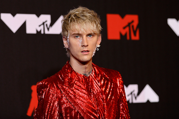 Machine Gun Kelly frappe un fan à sa demande