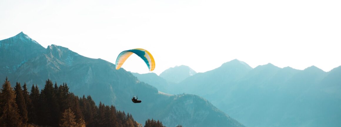 Bloqué par des travaux, il se rend au travail… en parapente ! (VIDEO)