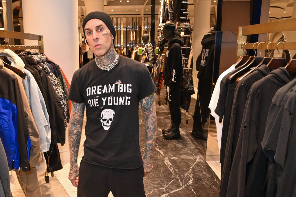 Travis Barker joue de la batterie pour son fils