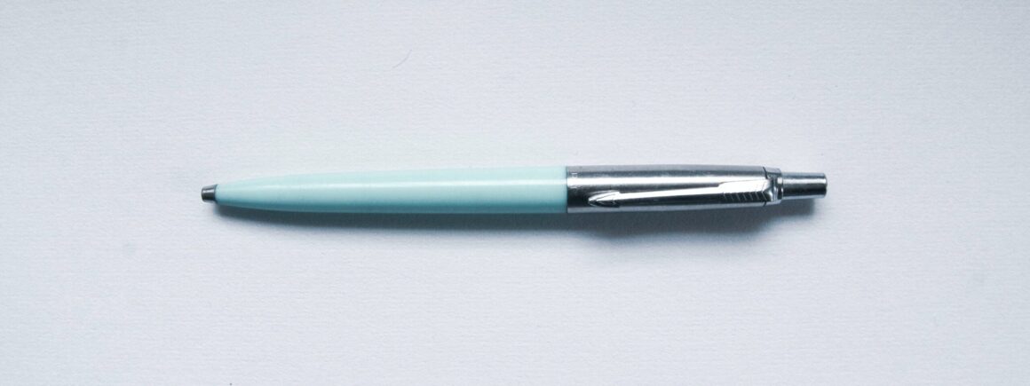 Mais, à quoi sert la petite boule sur un stylo quatre couleurs ?