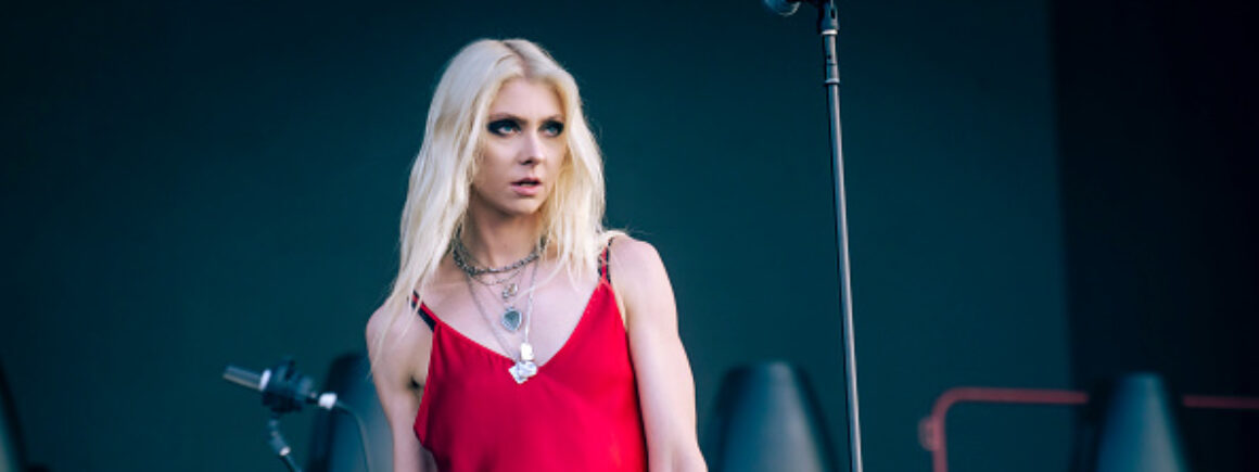 En première partie d’AC/DC, Taylor Momsen se fait mordre par… une chauve-souris