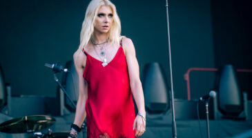 en-premiere-partie-dac-dc-taylor-momsen-se-fait-mordre-par-une-chauve-souris