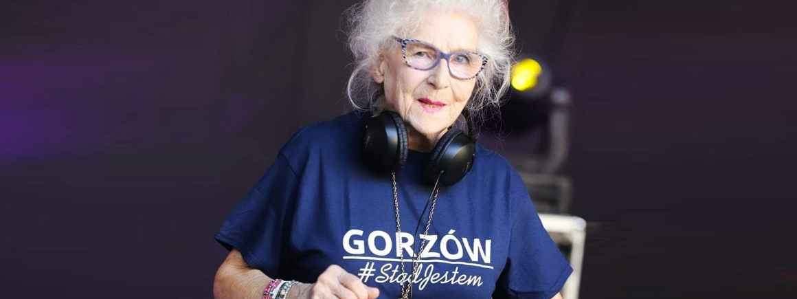 A 85 ans, cette DJ polonaise continue de faire danser les kids