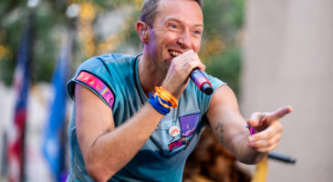 quand-chris-martin-coldplay-chute-en-plein-concert-video