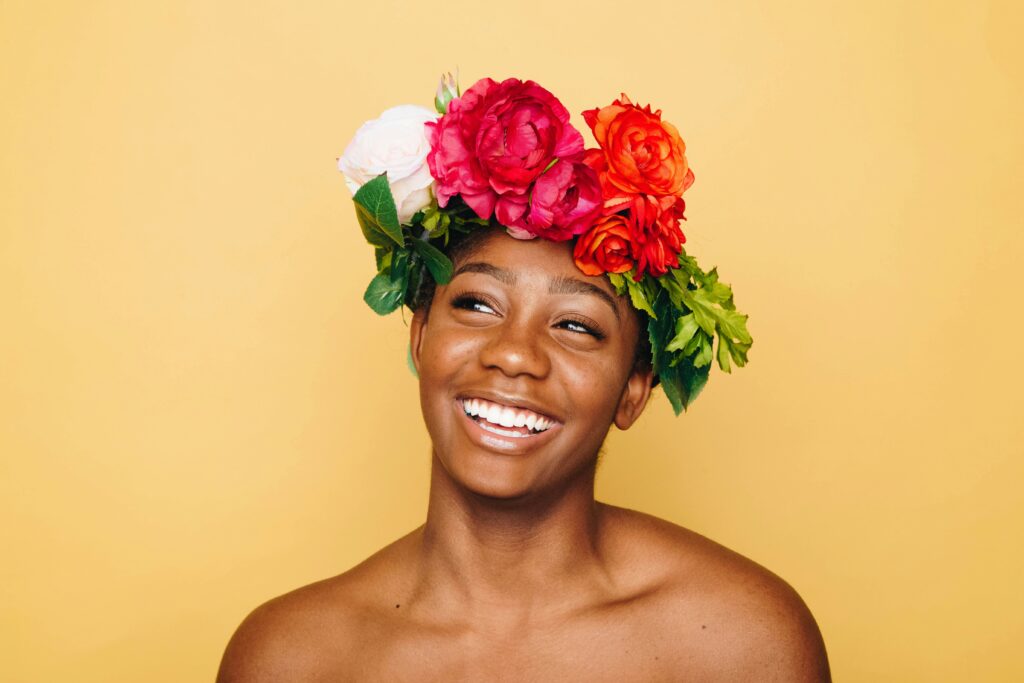 Les femmes sourient plus que les hommes